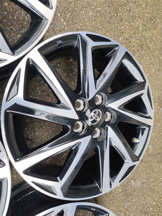 16" оригинални алуминиеви джанти за Toyota Yaris hybrid.