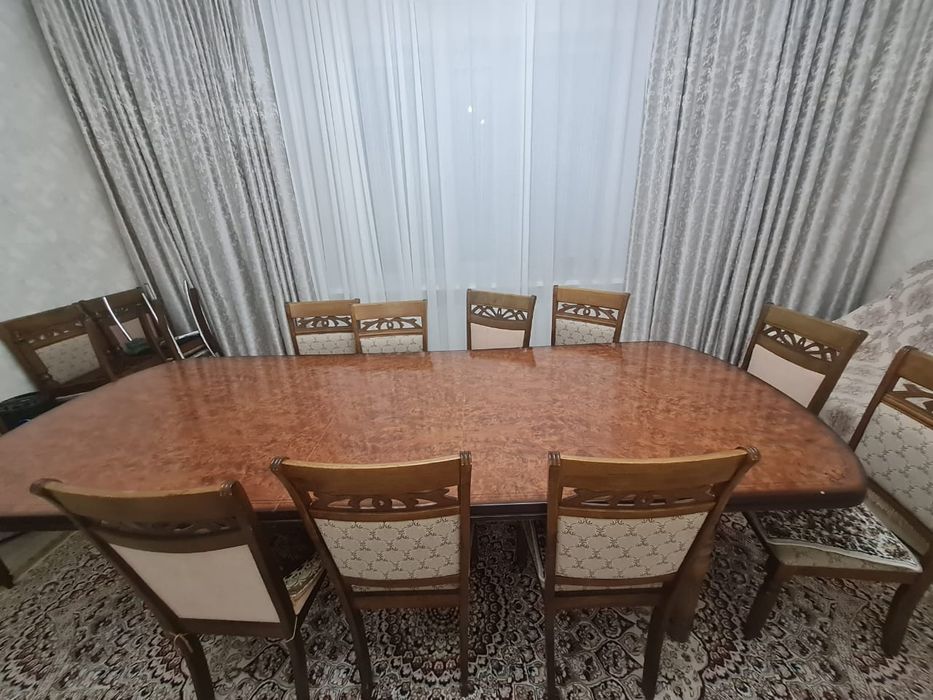 Стол со стульями