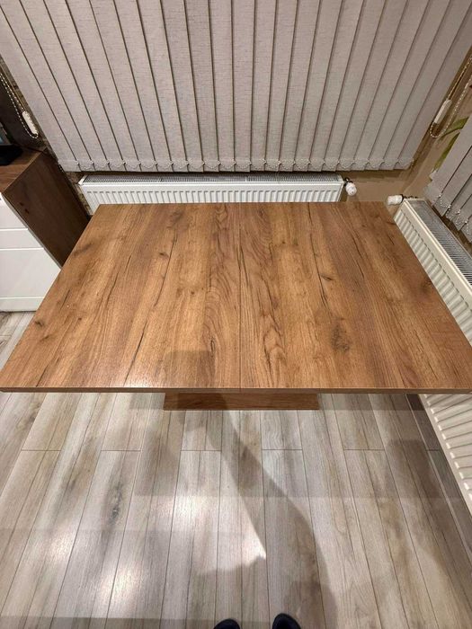 Продавам трапезна маса