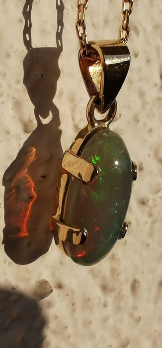 Опал от Етиопия 4,14 карата.Златен обков и ланец