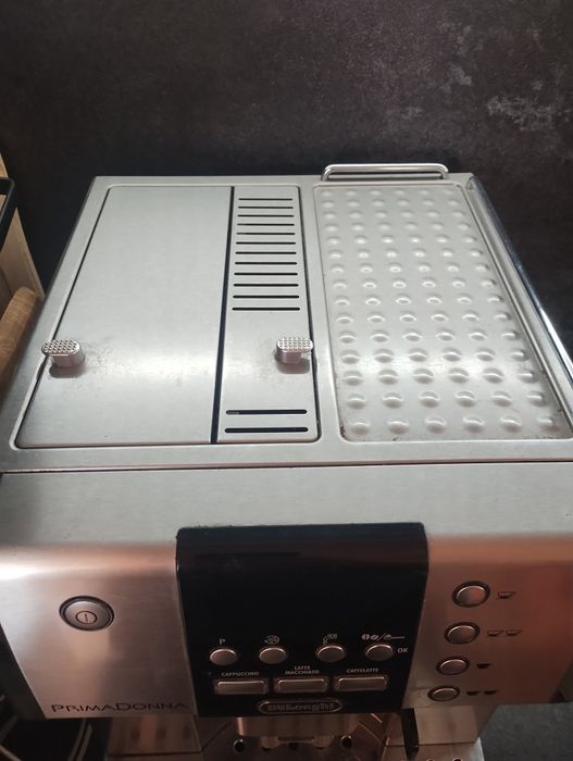 Кафе автомат кафемашина Delonghi prima Donna 6600 със каничка