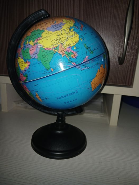 Продаю глобус среднего размера.