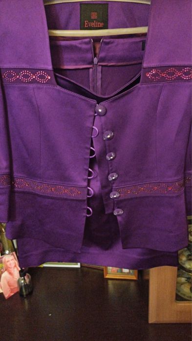 Платья и костюмы