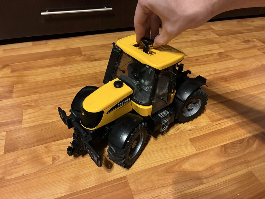 Tractor Bruder JCB Fastrac 3220 - Directie pe 4 Roti