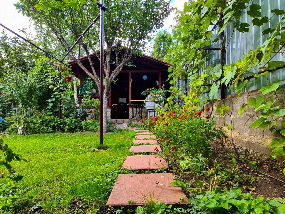 Casă unifamilială 9 camere, teren 560 mp, 7 locuri de parcare