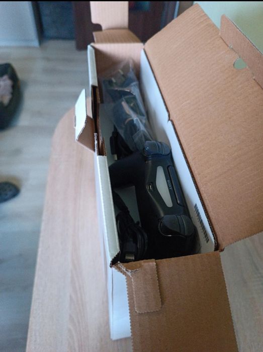 Vând PlayStation 4 + slim