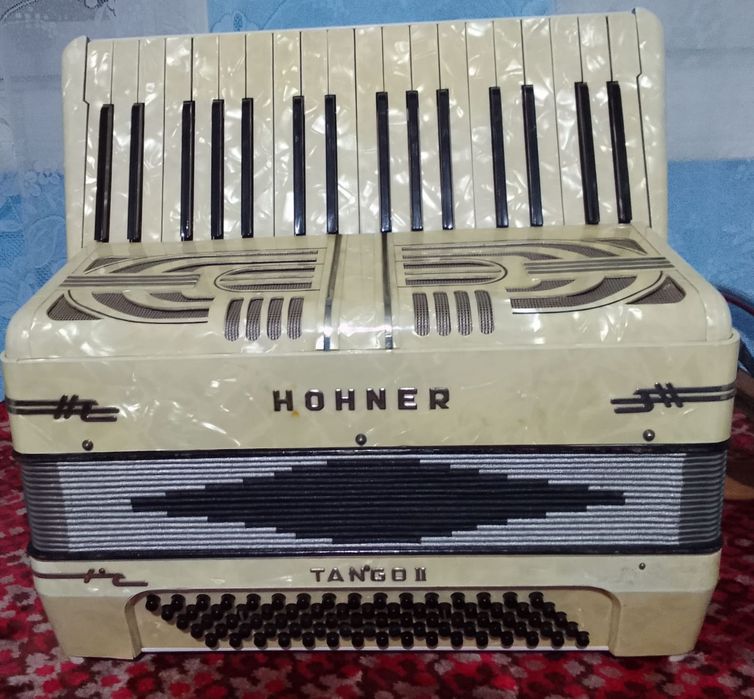 Vând Acordeon Hohner 80 de bași
