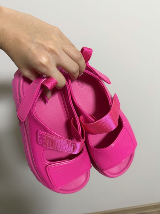 Сандали UGG.