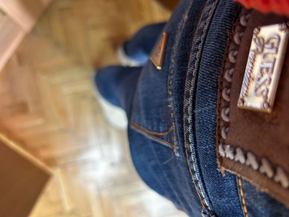 Дамски Дънки GUESS с камъче Swarowski