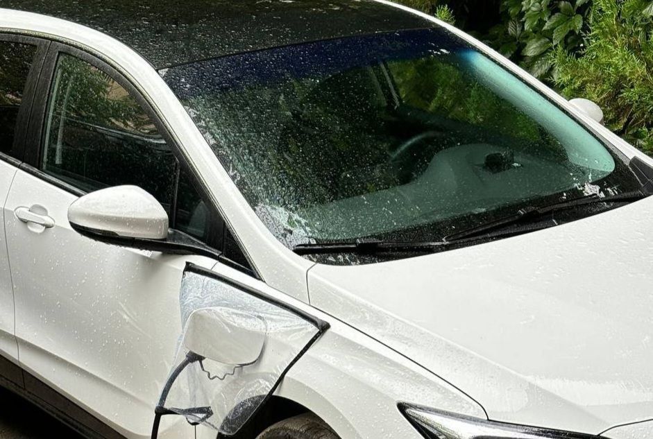 Электромобил зарядка жойи учун ёмғир ва қор ҳимоя қопқоғи