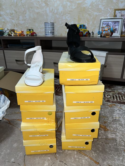 Босоножки черные/ белые, разные рр