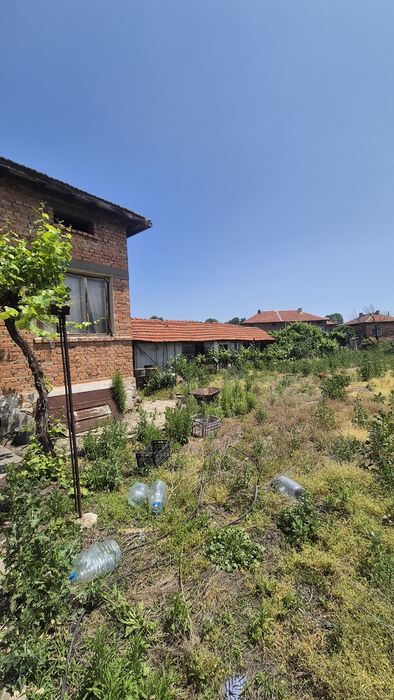 Продавам имот с къща и голям двор – с. Исперихово