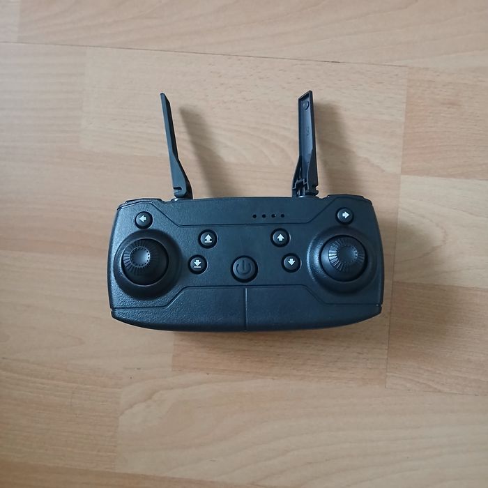 Летящ дрон с възможност за свързване към телефон