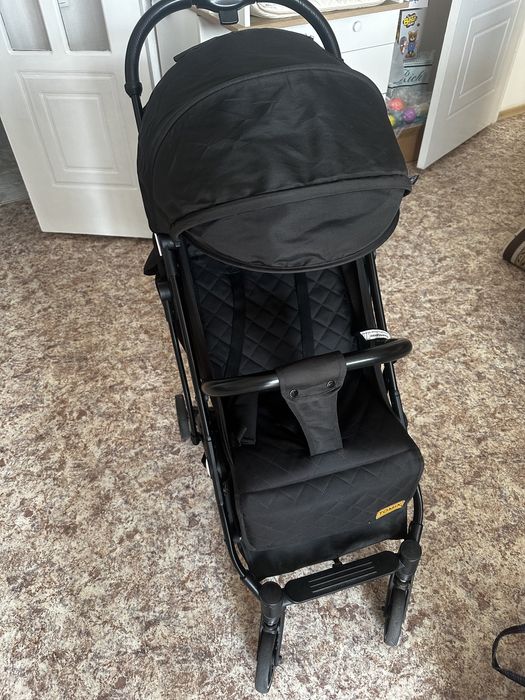 Чёрная прогулочная коляска