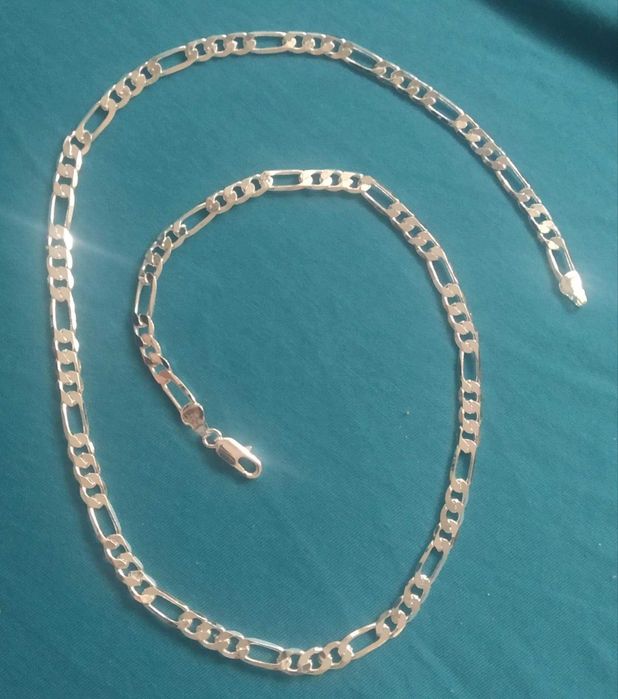 Нов, масивен/плътен/здрав сребърен ланец в кутия.