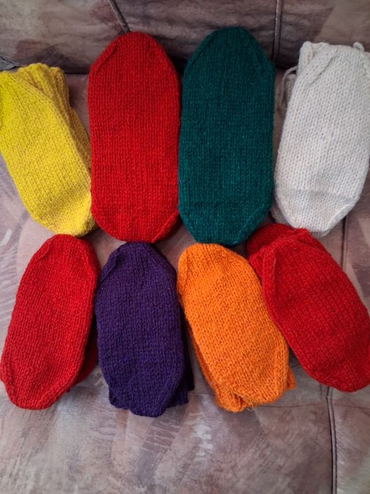 Вълнени плетени чорапи  с тройна нишка на конеца–5 €.