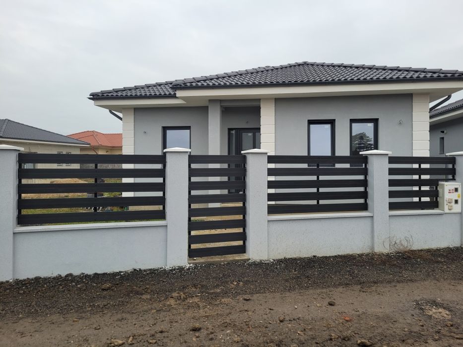 Casă de vânzare,luminoasă,ṣi bine compartimentată- orientare excelentă