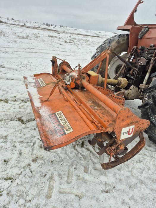 Freză de pământ tractor