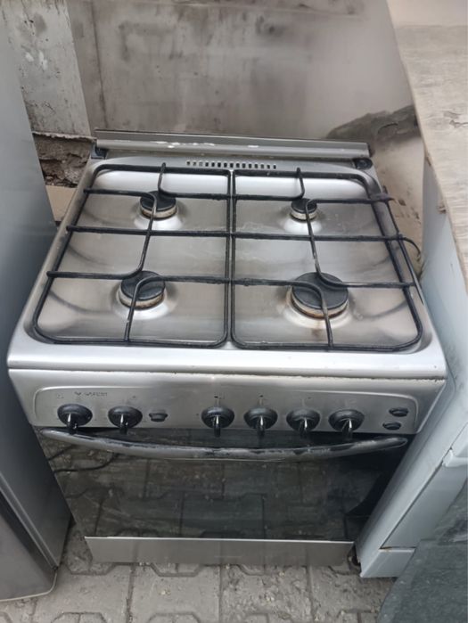 Газовую плиту продам