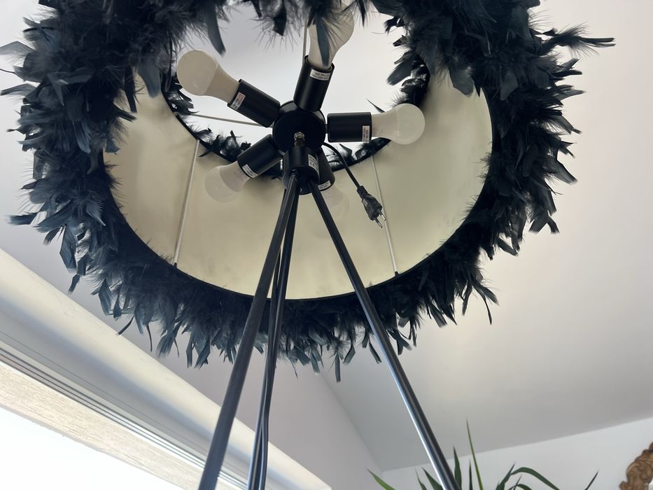 Lampadar pe trepied cu abajur din pene negre-design elegant/sofisticat