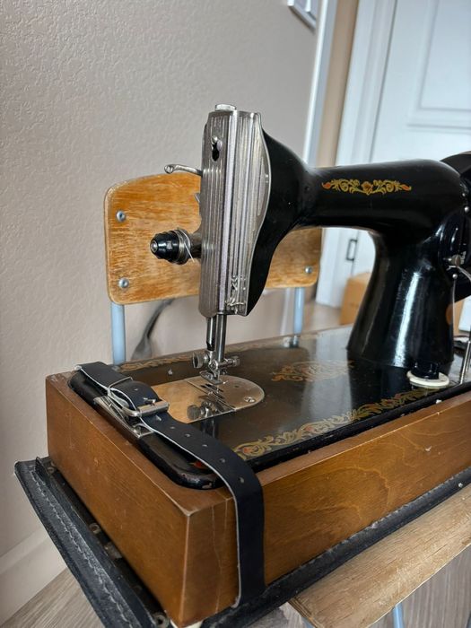 Швейная ручная машинка, б/у.