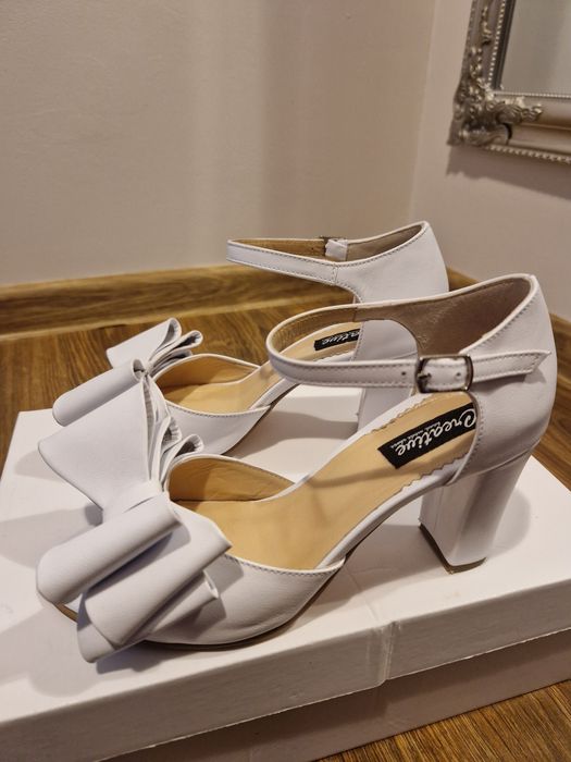 Vând sandale de mireasă