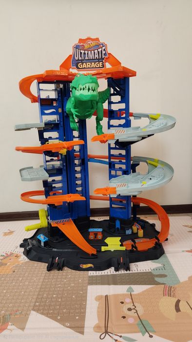 Hot Wheels - Игрален комплект МЕГА гараж +33 колички и 1 камион влекач