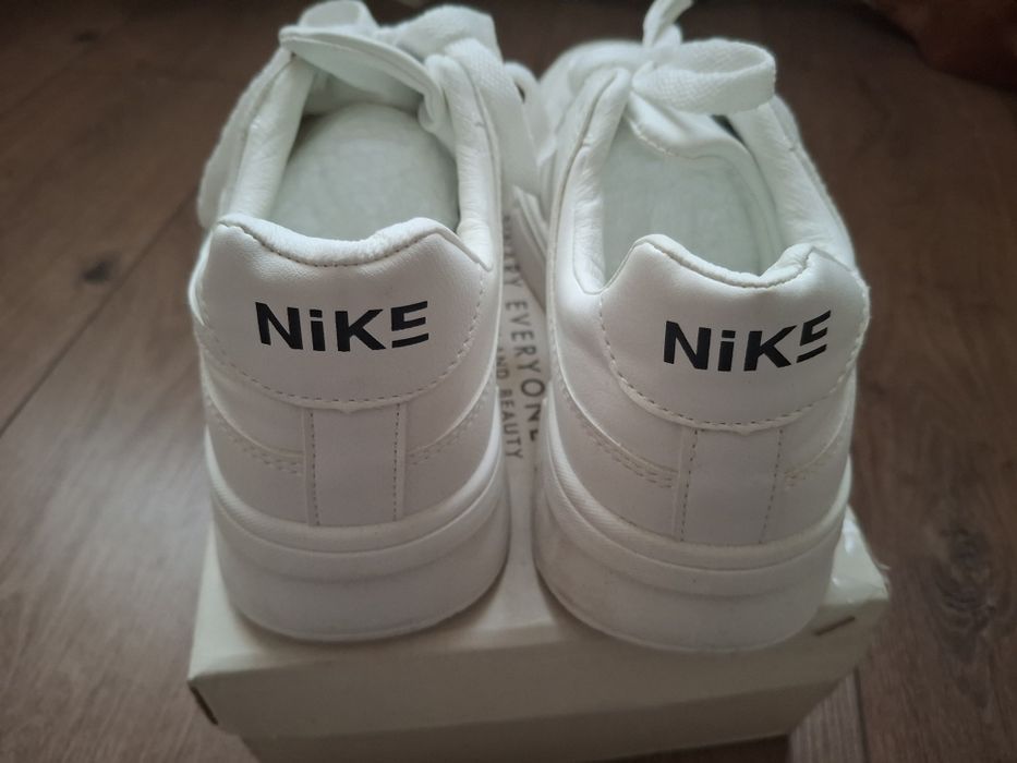 Кроссовки женские