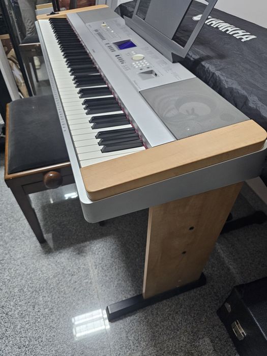 Pian Yamaha DGX 640 cu scaun