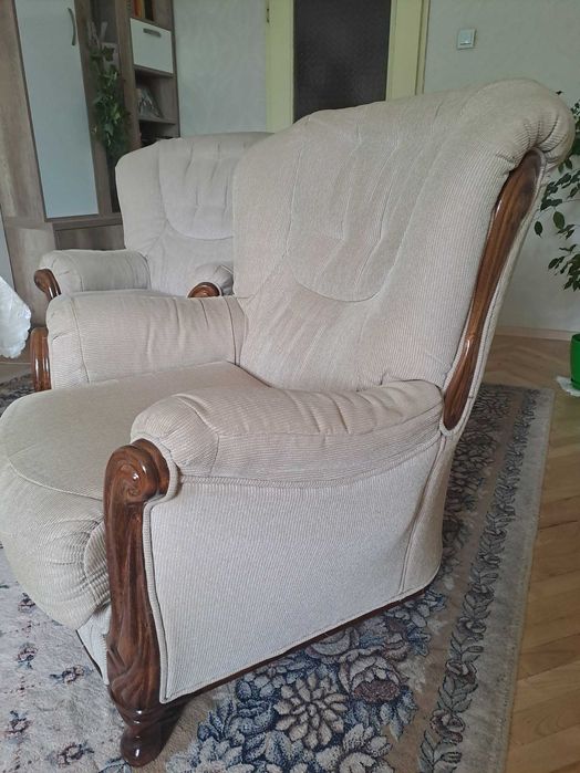 Прекрасни и комфортни фотьойли в бежов цвят и дървени орнаменти