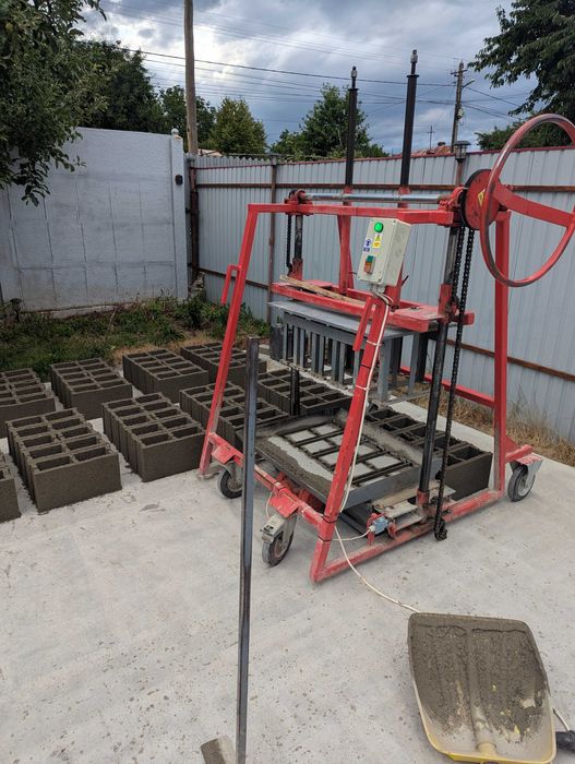 Urgent Vibropresa / masina  boltari cu 2 matrite