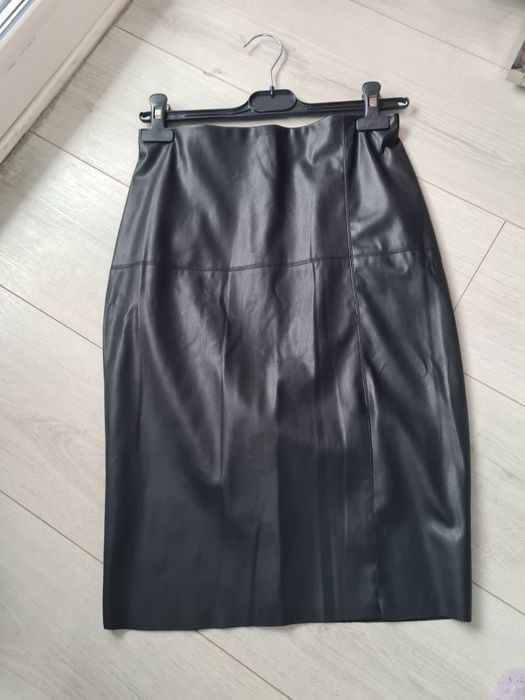 Fusta piele neagra cu slit