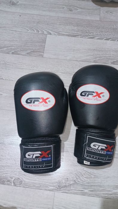 Боксерские перчатки