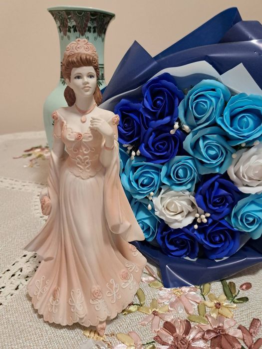 Продават се порцеланови фигури