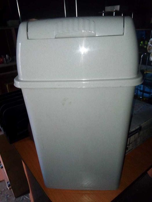 Мусорный контейнер.