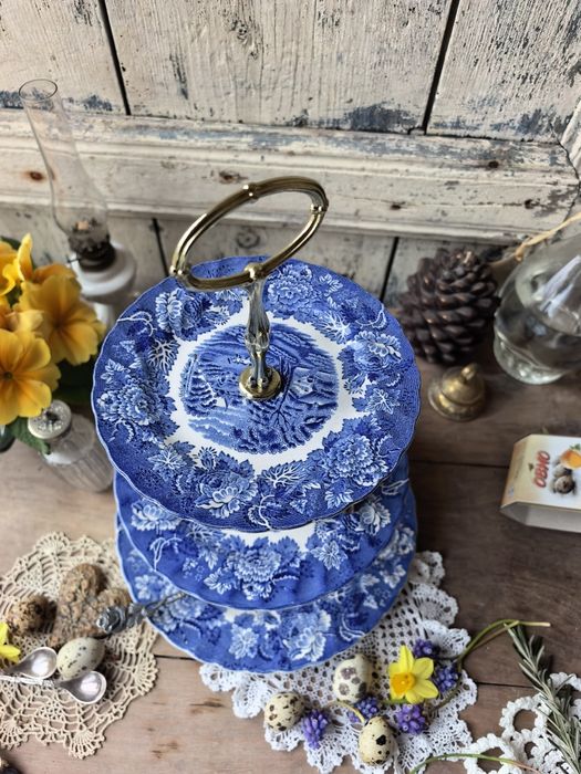 Английски порцеланов поднос на три нива 
​Описание:
П