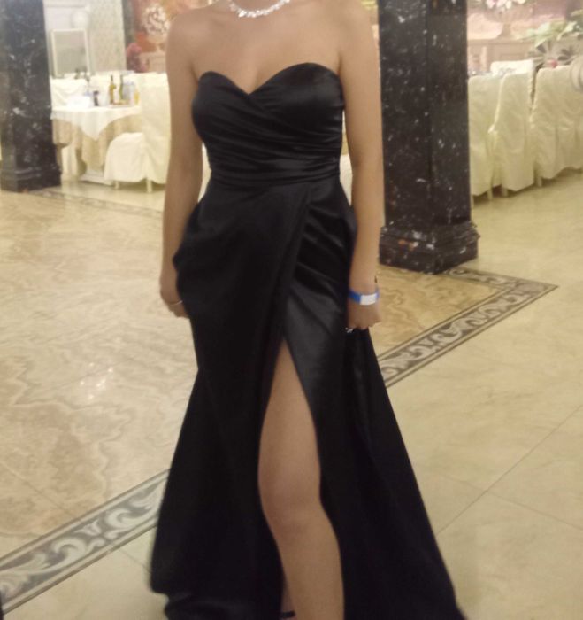 Изчистена черна рокля