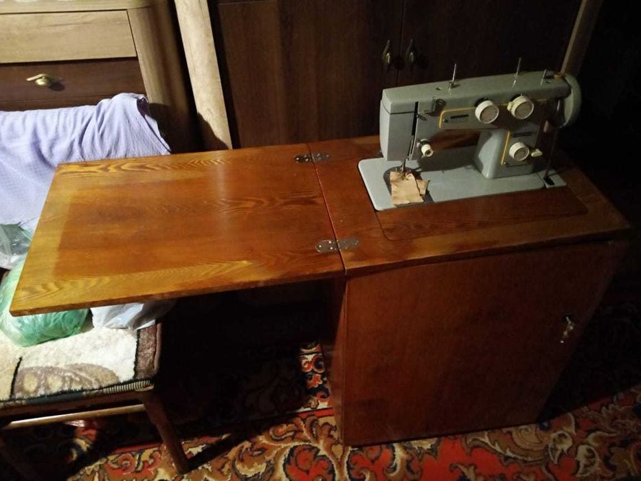Продам швейную машинку "Чайка".