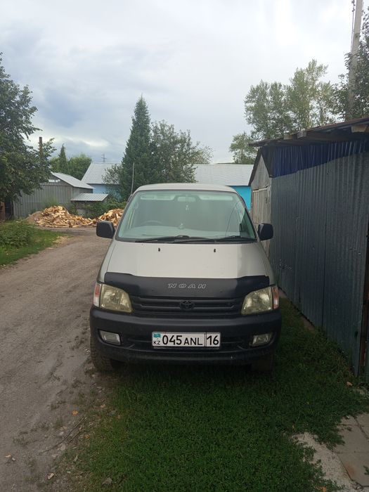 Продам автомобиль Toyota Noah