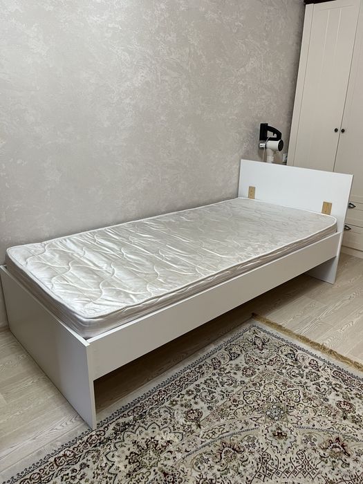 Кровать с матрасом продам