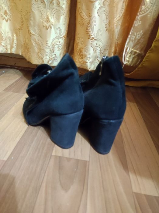 Замшевые ботильоны с бантом