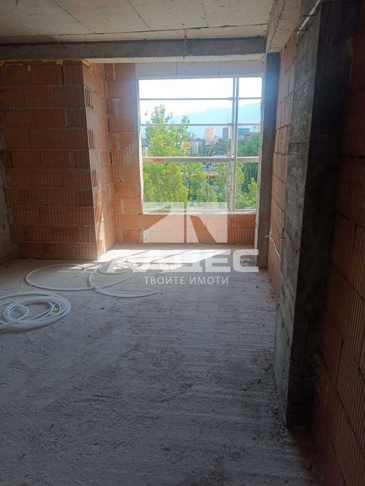 Продава се чисто нов тристаен ап. в Банишора!