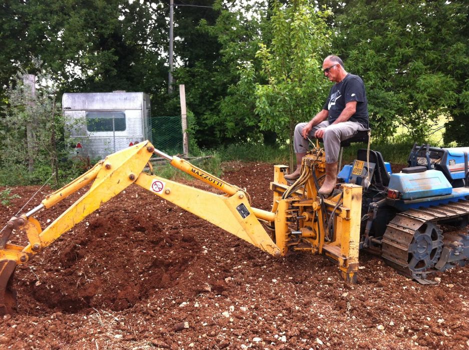 Vând diferite utilaje agricole sau schimb cu animale