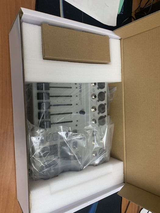 Flow 8 микширный пульт Behringer