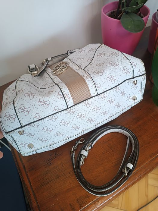 Дамска чанта GUESS