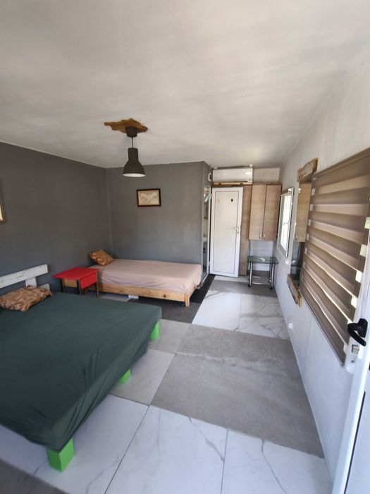 Имот + 3 къщи в село ВАРВАРА