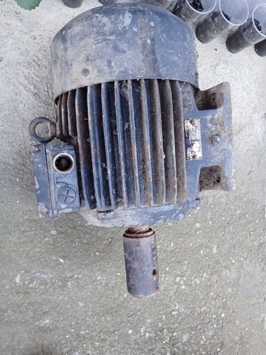 Vând motor trifazic electric!