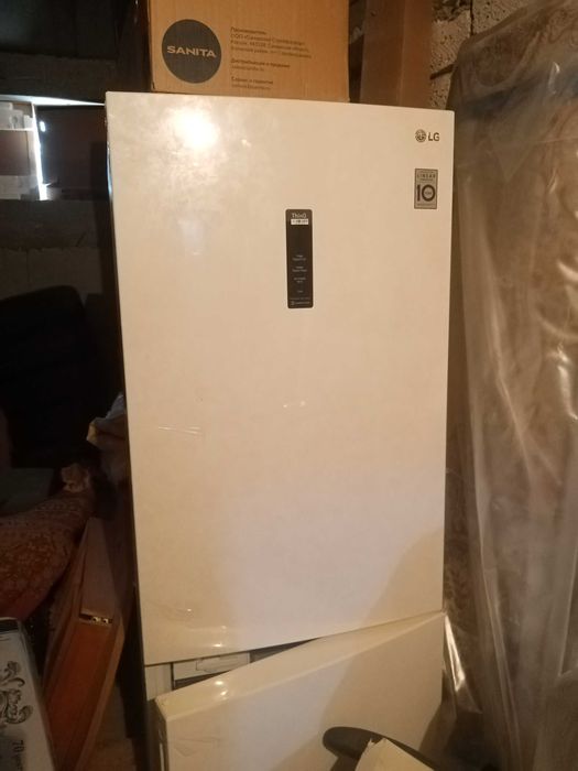 LG холодильник 2 камерный +морозильная камера