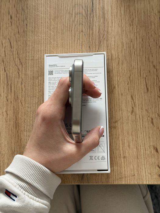 iPhone 16 Pro Natural Titanium 256GB