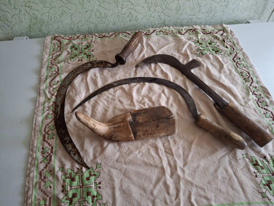 Три броя сърпове и паламарка